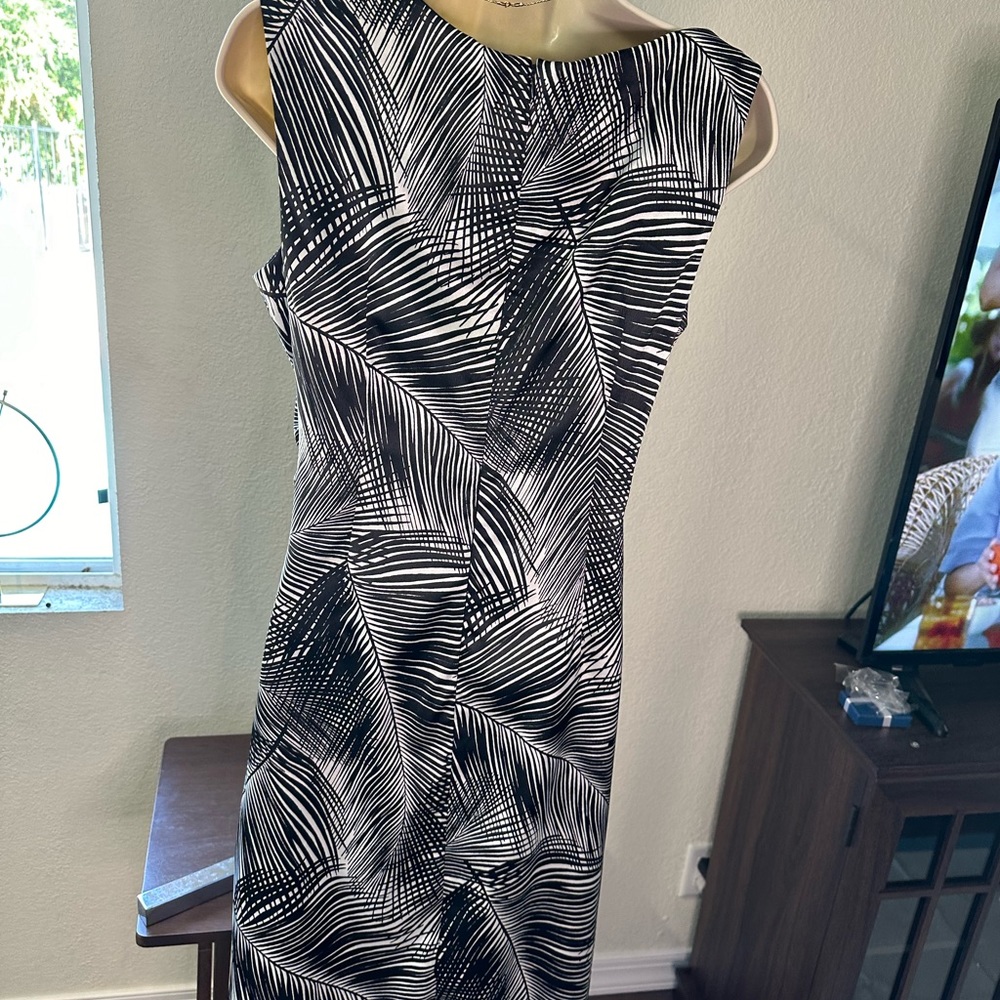 Maggy London very special dress size 10. Satin like fabric in black and white. - Picture 2 of 6